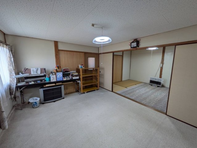 広々とした洋室に隣接して和室が配置された続き間タイプの空間。引き戸を開放すれば一体利用が可能で、開放感のある大空間として使えます。用途に応じて仕切ることもでき、生活スタイルに合わせた使い分けが可能。