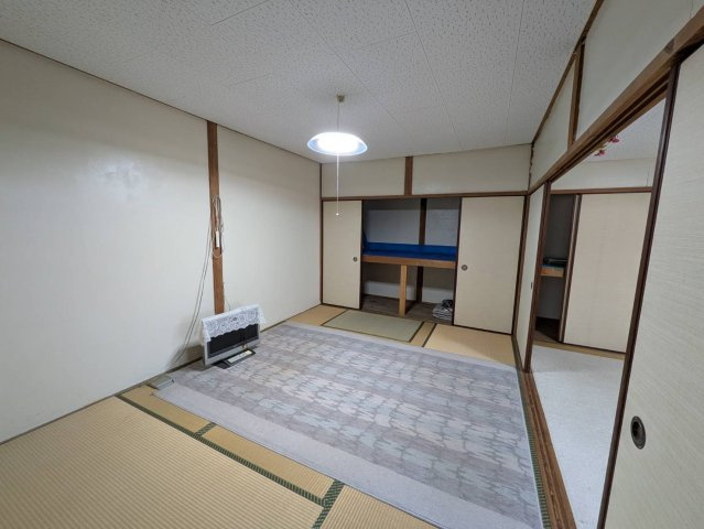 和室と洋室がつながることで、広々とした空間としても活用できる続き間仕様。引き戸を開ければ開放的な一体空間に、閉めれば独立した部屋として使用可能です。生活スタイルに合わせて柔軟に使える点が魅力です。