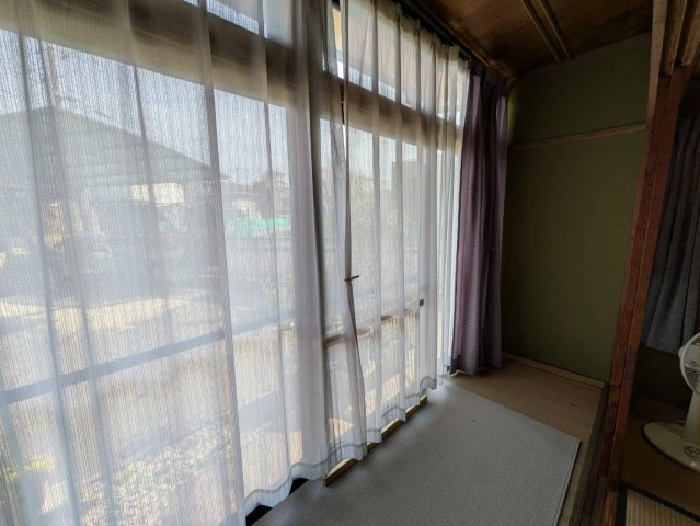 大きな窓からたっぷりと自然光が差し込む縁側スペース。洗濯物干しや日向ぼっこ、くつろぎの空間としても活用できます。外の景色を感じながら過ごせる心地よい場所で、室内に明るさと開放感をもたらしてくれます。