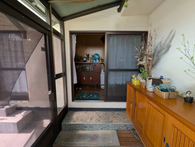 収納力のある下駄箱が設置された玄関は、すっきりとした空間を保ちやすい設計です。ゆとりある広さで、来客時にもゆったりと対応可能。室内への導線もスムーズで、日々の出入りが快適に行えます。