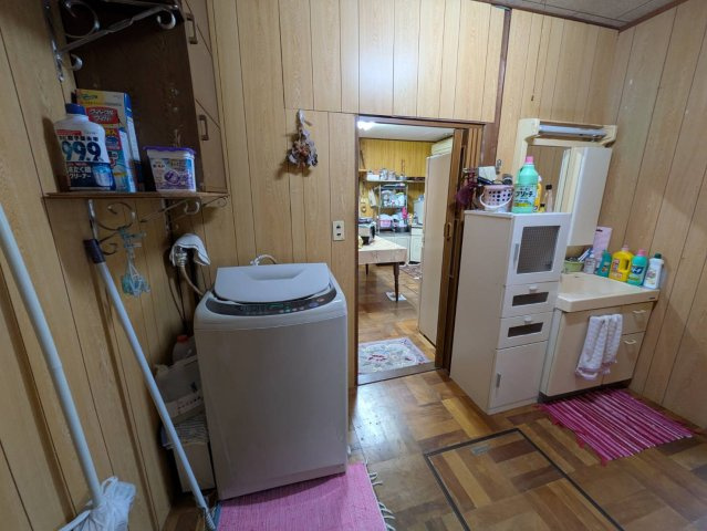 ゆとりある広さの洗面・脱衣スペースは、朝の身支度や入浴時にも使いやすい設計。洗濯機置き場もあり、家事動線がまとまっています。収納スペースも確保されており、洗剤や日用品の整理整頓にも便利。