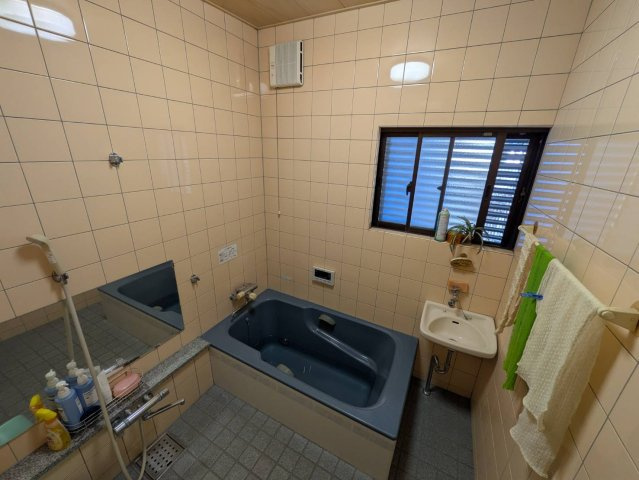 タイル張りで清潔感のある浴室は、しっかりとした広さが確保されており、ゆったりと入浴時間を楽しめる空間。窓付きのため自然換気ができ、湿気対策にも配慮されています。洗い場も広く、ご家族での使いやすさも魅力