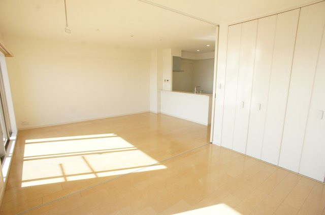 現在は居住中ですが、きれいにお使いです。東南向きで朝日がしっかり入ります。※CG加工により室内家具を消しております。