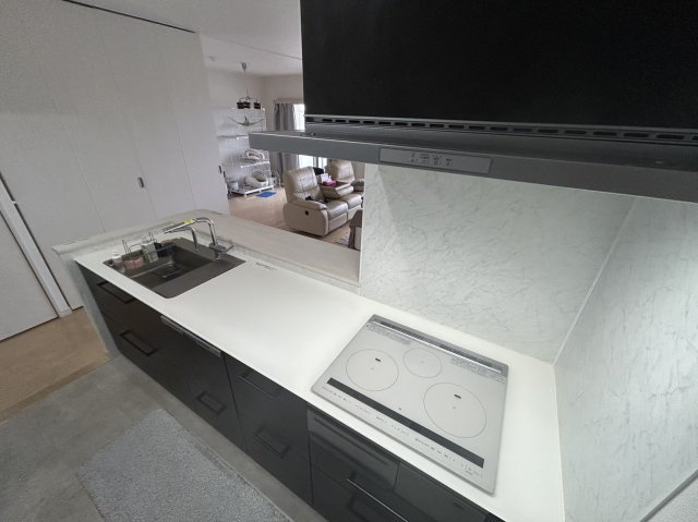 カウンターキッチンからロリビングを見渡せます。コンロは3口コンロで使いやすいです。