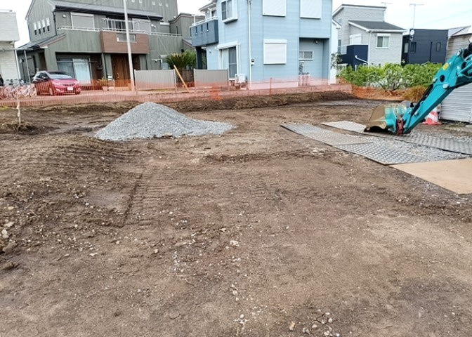 家を建てる場合、方位は要チェックです。現実的に日当たりのよい家ならばリビングは南側、建築基準法でも北側に当たる家への配慮は求められています。土地を見学に行く際は、方位磁針を持って行くようにしましょう。