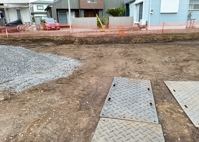 土地の前の道路に消火栓が設置されていることがあります。この場合、道路交通法第45条第1項により、駐車禁止の場所が指定されています。そのため、車庫などの駐車スペースをつくることができない場合があります。