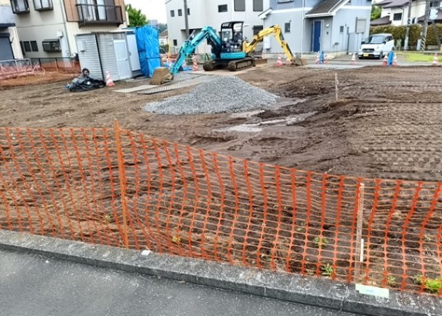 現地に行くなら、物件の周囲の地形がどうなっているかを見ることも大切です。周辺より低くなっている土地では、大雨などで水が集まりやすいため、地盤が弱くなっているということも考えられるため、注意が必要です。