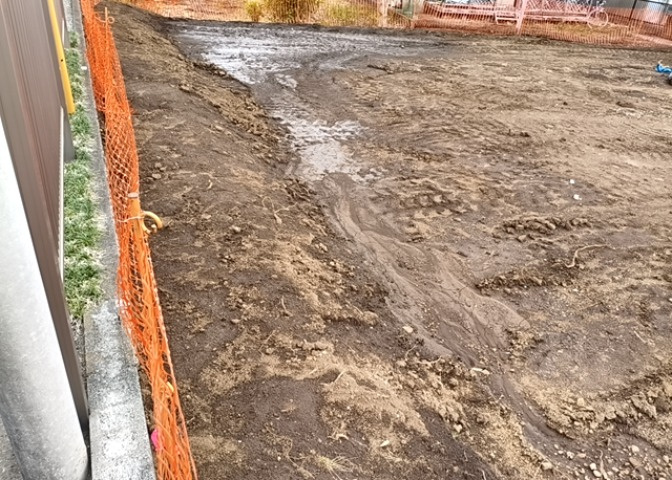 土地購入を検討されている場合、境界杭がない状態で購入してしまうと境界確定測量をする必要があり、費用がかかります。購入の前に、売主、隣土地所有者立ち合いのもと境界を確定し境界杭を設置するのがベストです。