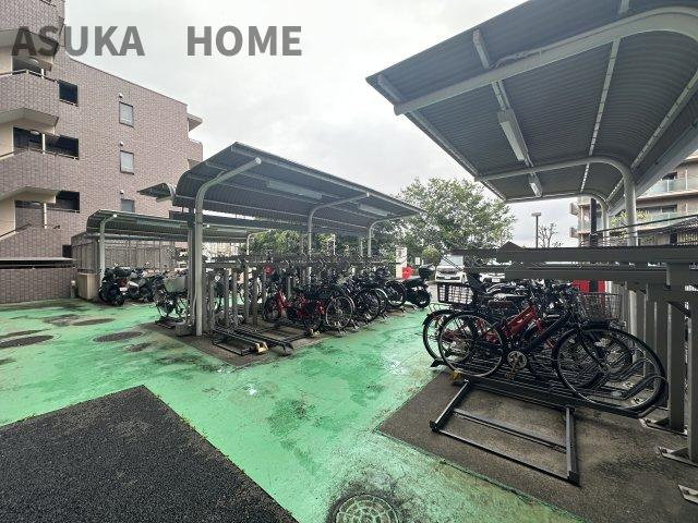 大切な自転車を雨から守ってくれる屋根付きの駐輪スペースです。