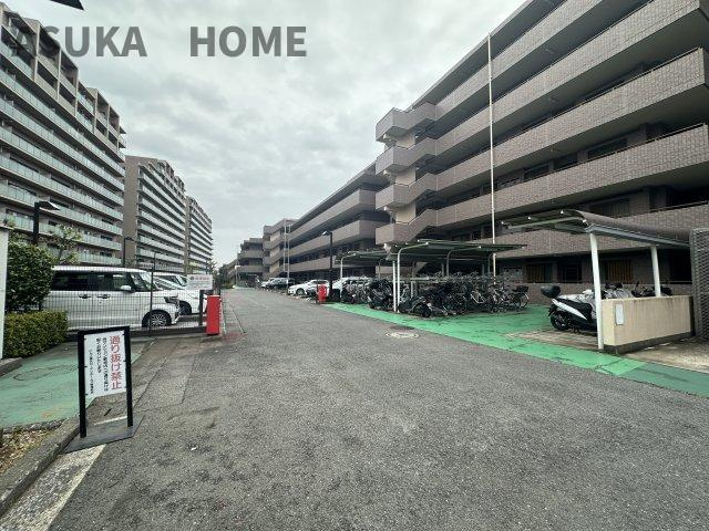 駐車場やバイク置き場の空き状況については、その都度、確認いたしますのでお気軽にお聞きください。