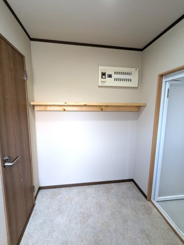 洗面所がゆったりしていて収納ラックもおける広さがございます。