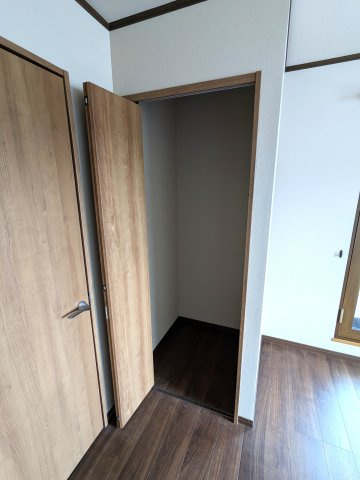 小さめの収納がございます。