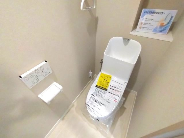 潔感あふれるシンプルで機能的なトイレです。温水洗浄便座付きで毎日を快適に過ごせます。