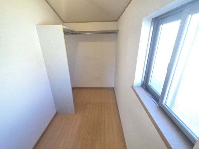 広々としたウォークインクローゼットです。