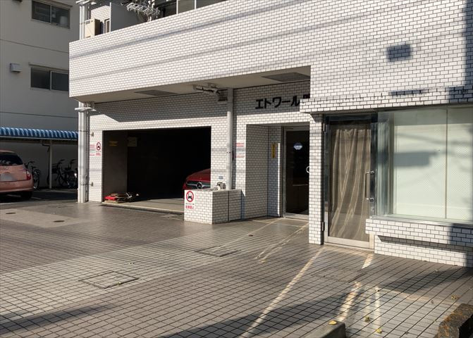 ＲＣ造、Reinforced　Concreteは直訳すると補強されたコンクリートです。主に柱や梁・床・壁が鉄筋とコンクリートで構成おり、鉄筋を組んだ型枠にコンクリートを流し込んで固めたものを指します。