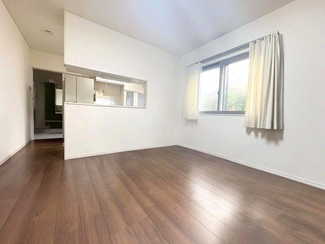 ダイニングは南側と東側の窓から採光が取れた明るい空間です！　（※AI加工により家具・小物を消去しています）