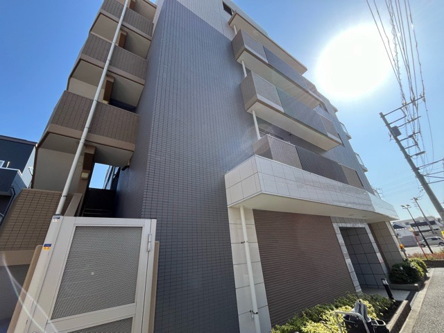 ＲＣ造、Reinforced　Concreteは直訳すると補強されたコンクリートです。主に柱や梁・床・壁が鉄筋とコンクリートで構成おり、鉄筋を組んだ型枠にコンクリートを流し込んで固めたものを指します。