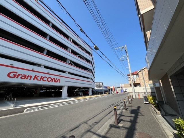 眺望を気にして物件を探す場合、前面に建物が建っていないか現地で確認しましょう！前面に建物があると景色はもちろん、日当たりや風通しにも影響が出てきます。住んだ時のことを想像しながら現地見学をしましょう。