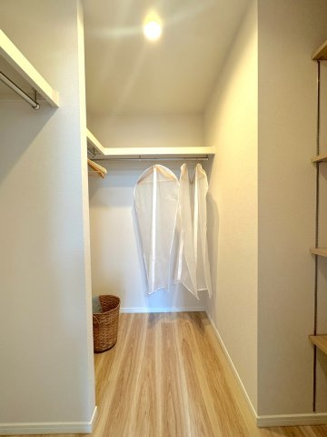 ウォークインクローゼット　お洋服や季節家電、大型スーツケースまでしっかり収まる便利なウォークインクローゼットを完備。