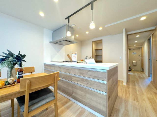 キッチン　キッチンの別アングル。リビングにいるご家族との会話を楽しみながらお料理ができるレイアウトです。