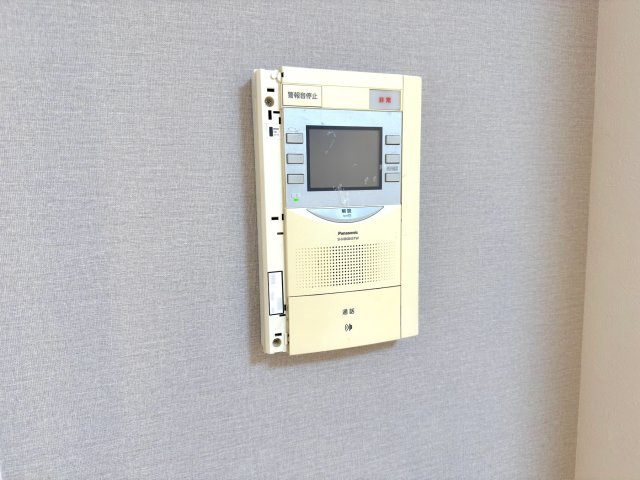 TVモニター付きインターホン　来訪者を室内から画像と音声で確認できるTVモニター付きインターホン。防犯面でも安心です。