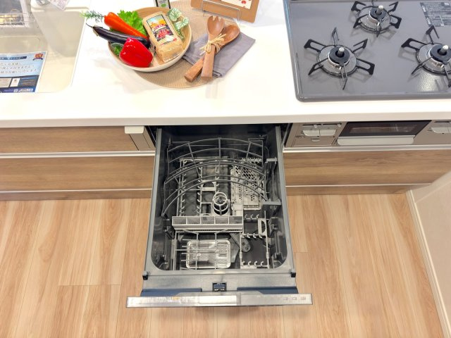 食洗機　家事効率をぐっと高めるビルトイン食洗機。手洗いの手間を省き、食後の時間をゆったり過ごせます。