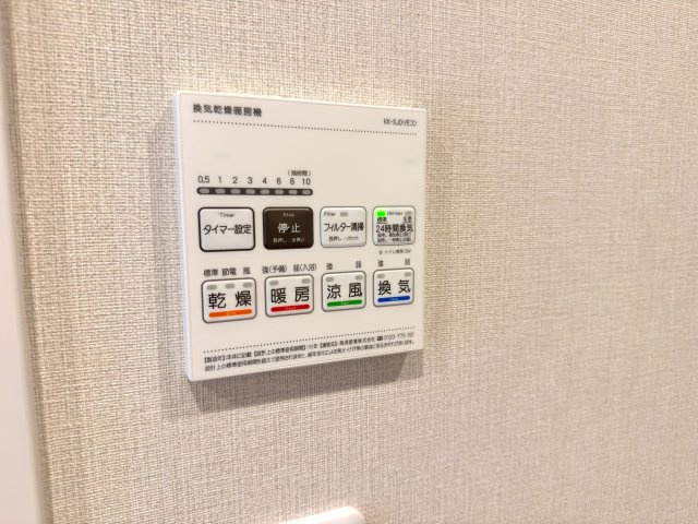 浴室乾燥器　雨の日や夜間の洗濯でも安心な浴室乾燥機付き。カビ防止や冬場の暖房機能も備え快適です。