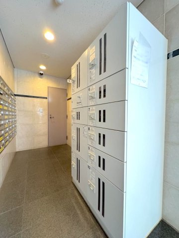 宅配ボックス　ご不在時でも24時間荷物を受け取れる宅配ボックス。共働きやお出かけが多いご家庭に嬉しい設備です。