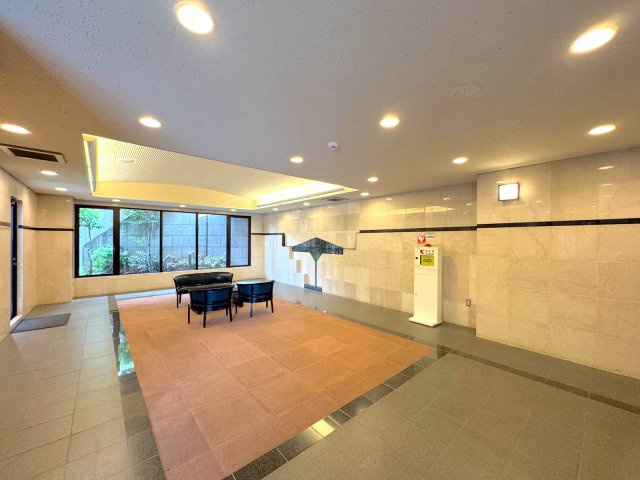 エントランス　綺麗に管理された清潔感のあるエントランスホール。住まう方を優しく迎え入れます。