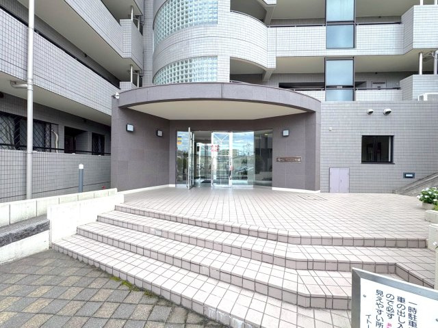 エントランスの入り口　アプローチから洗練された印象を与えるエントランス入り口。セキュリティ面にも配慮されています。