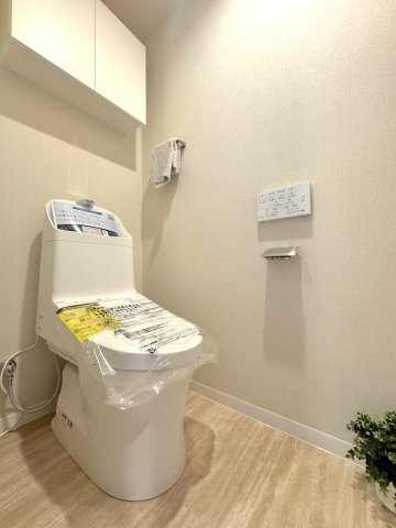 トイレ新規交換　新規交換済みの温水洗浄便座付きトイレ。清潔で快適な空間に仕上げられており、お手入れもラクラクです。