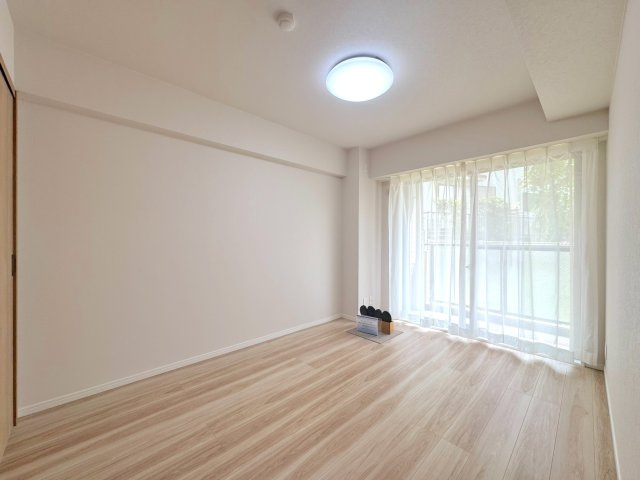 洋室6帖　間取り図右下の部屋　間取り図右下に位置する洋室6.0帖。主寝室としても最適なサイズ感で、落ち着いて過ごせる空間です。