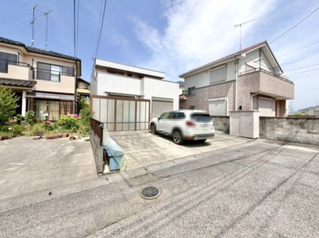 ■外観｜道路幅にゆとりがあることで駐車もしやすく、来客時や複数台利用の際にもストレスを感じにくいのが魅力の一つです♪