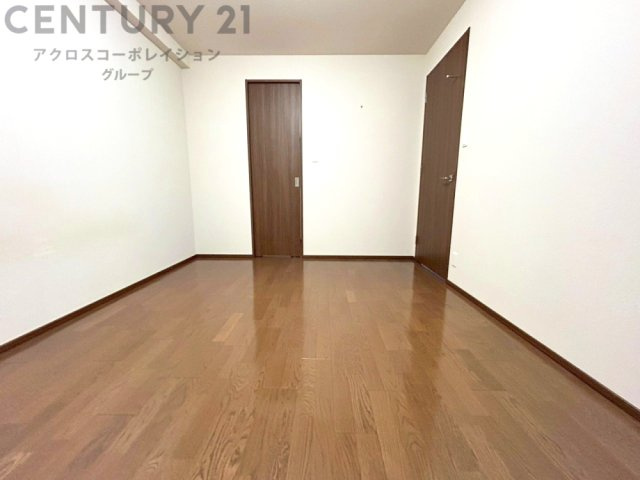 明るい色合いのフローリングとクロスを使用した洋室は家具やインテリアとも調和しやすく空間が広く感じられ開放感を生み出します。自然光を効果的に反射し、室内を明るく保つため、日中の照明使用を抑えられます。