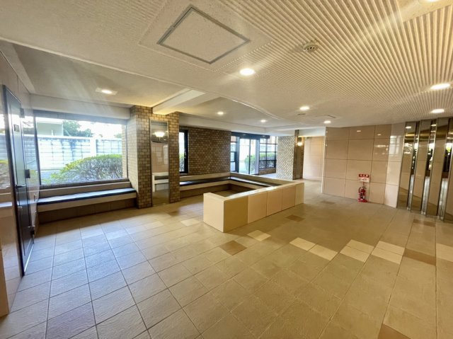 落ち着いたエントランスです