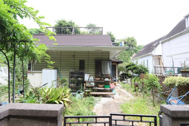 ゆとりある広々としたお庭。愛犬を思い切り走らせるドッグランにするもよし、お気に入りの花々を育てるガーデニングにするもよし。これからの暮らしにワクワクが広がる住まいです。