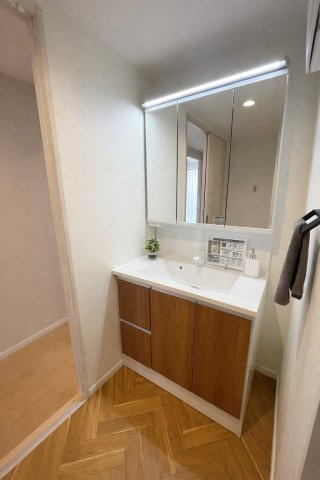 ご家族並んで朝の準備もスムーズにできるゆとりの洗面台