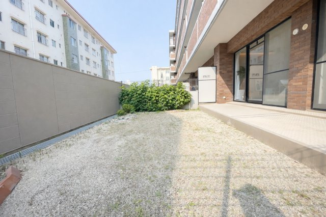 お子様が安心して遊べる専用庭付きです