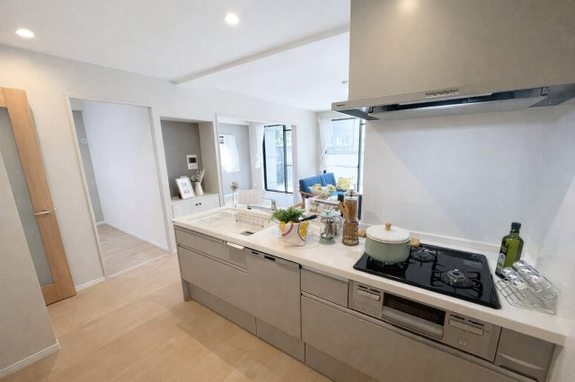 対面タイプならキッチン内にいながらご家族やお客様との会話が楽しめます