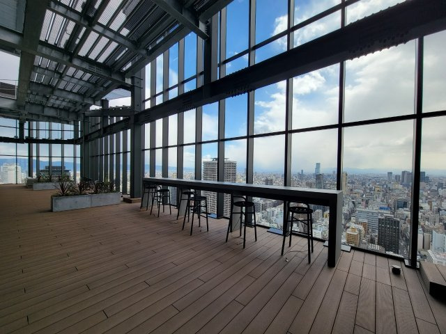 【スカイテラス】大変間口の広い全面ガラス張り！大阪の街を一望できる最上階の共用施設「アマテラス」！