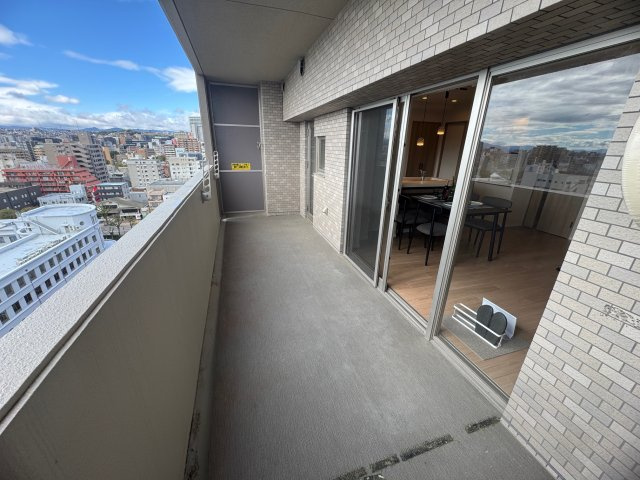 暖かな日差しのふりそそぐバルコニー