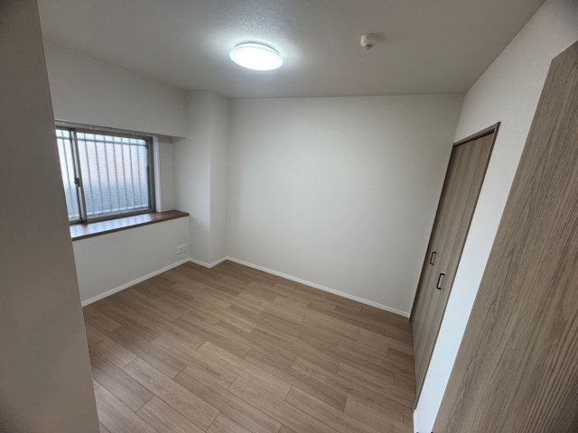 コンパクトで使いやすい洋室です