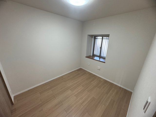 コンパクトで使いやすい洋室です