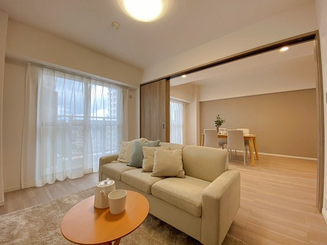 間取り図南側に位置する約5.8帖のゆとりある洋室です。バルコニーに面した明るい空間で、収納力のあるクローゼットも完備。主寝室としても使いやすく、快適なプライベート時間を過ごせます。