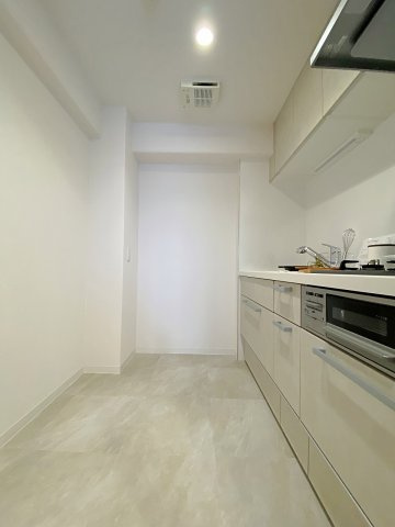 調理スペースをしっかり確保したシステムキッチン。ワイドな設計で使い勝手が良く、日々の料理作業や後片付けがスムーズに捗ります。綺麗に維持された清潔感あふれるキッチンスペースとなっております。
