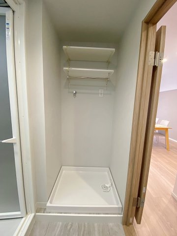 洗濯機置場周辺には洗剤や柔軟剤をすっきり整理できるスペースを配置。毎日の洗濯作業を効率的にこなせる工夫が施されており、家事の負担を軽減してくれる使い勝手の良い設計となっております。