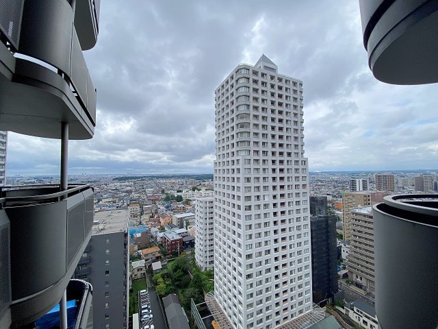 20階部分ならではの抜けるような開放的な眺望。周りの建物に遮られることなく遠くまで見渡せる心地よい景色が広がり、四季折々の空の移ろいを楽しみながら特別なリラックスタイムを過ごせます。