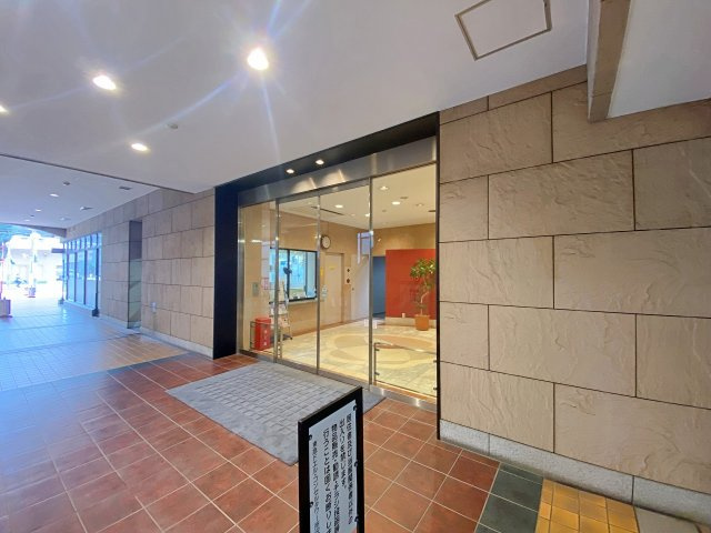 重厚感と上質な雰囲気が漂うマンションのアプローチ・エントランス外観。綺麗に清掃・維持管理されており、居住者様や訪れるゲストを優雅に迎え入れてくれる安心感に満ちた共用空間となっております。