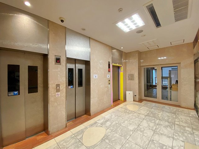 広々とした開放感あふれる清潔なエントランスホールエリア。外部からの視線にも配慮された安心の設計で、管理体制の良さと質の高さが一目でしっかり伝わってくる快適なマンションの共用空間です。