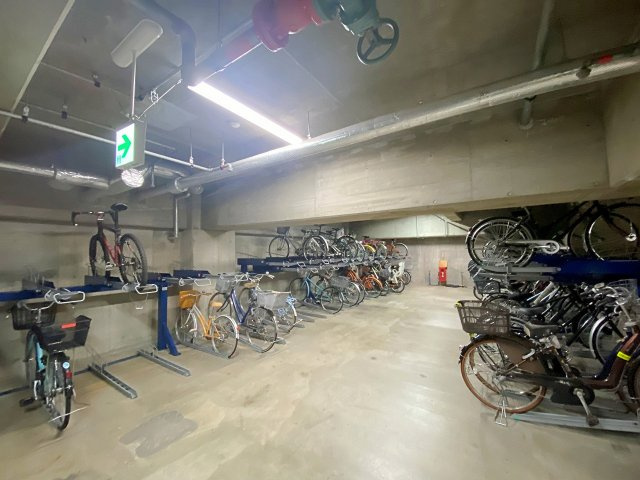 雨風から大切な自転車をしっかり守れる屋根付きの駐輪場エリア。共用部分として綺麗に整理整頓・清掃管理されており、日々の通勤・通学やお買い物などで日常的に自転車を利用されるご家族にも大変重宝します。